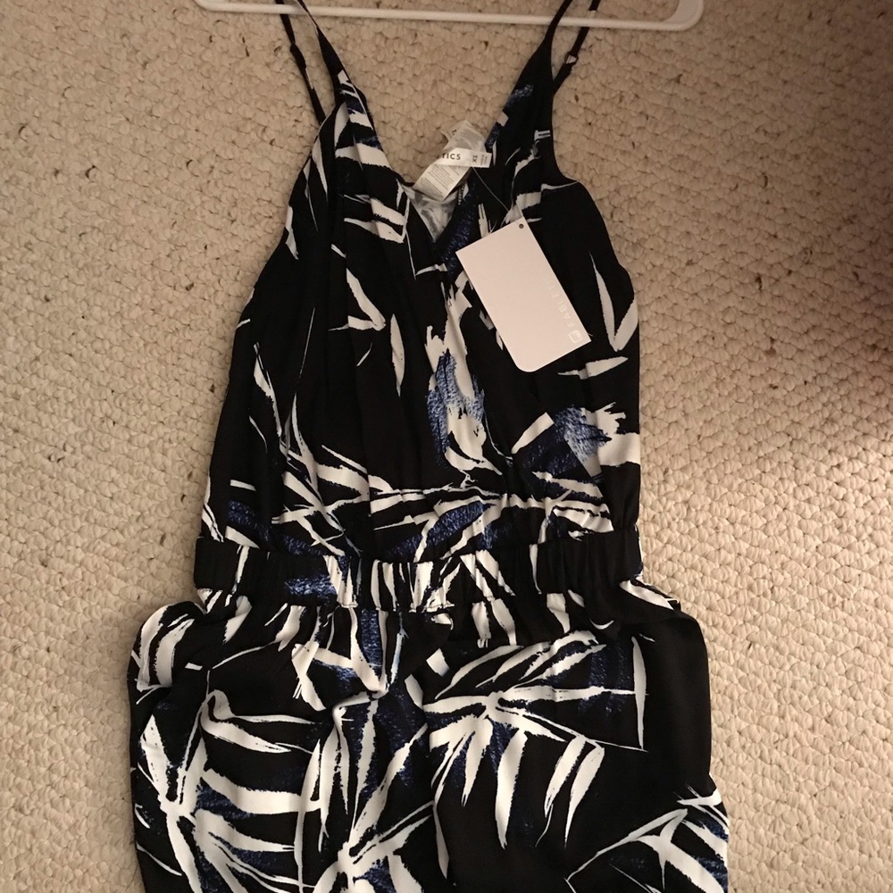 Patterned jumpsuit NWT - Picture 3 of 6